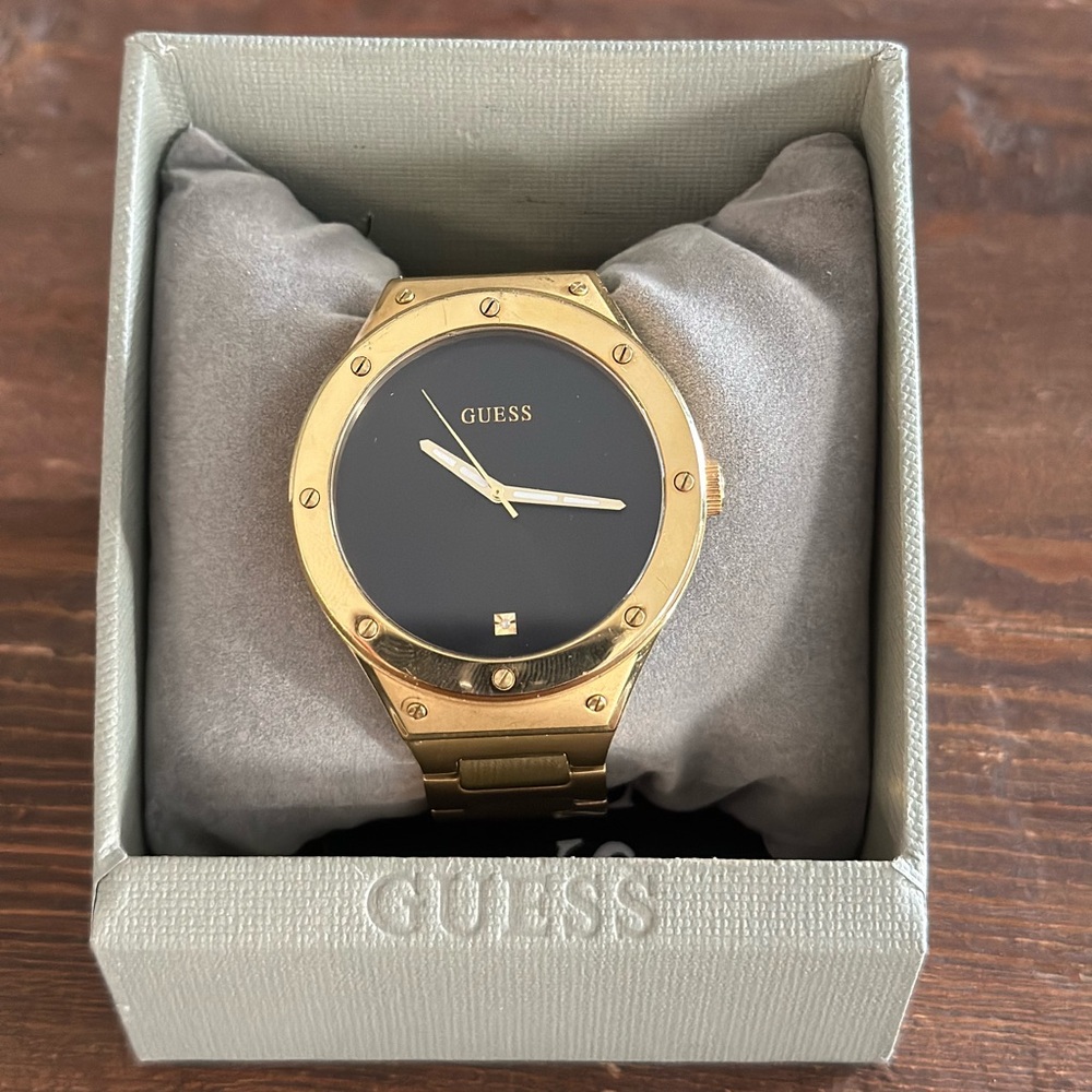 Guess / color: Gold